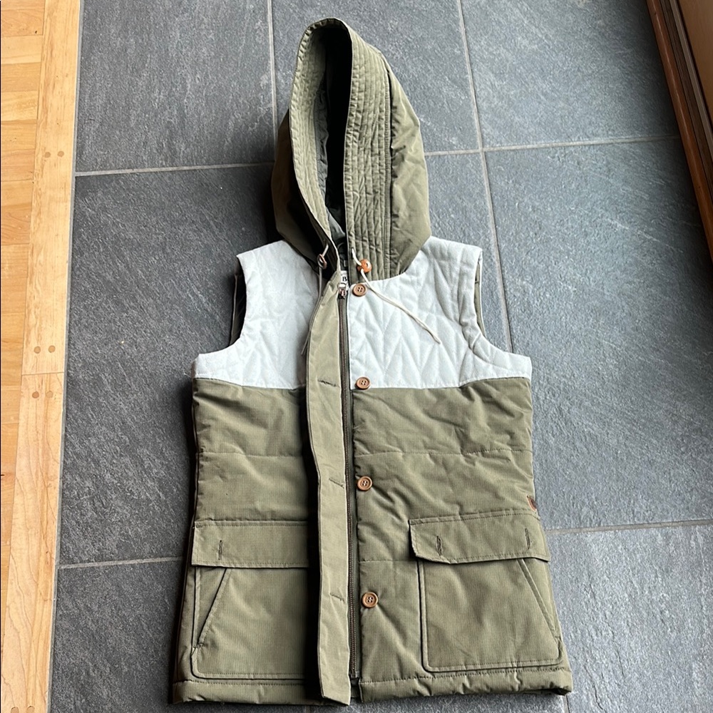Quilted Burton Hooded Vest in Green and White